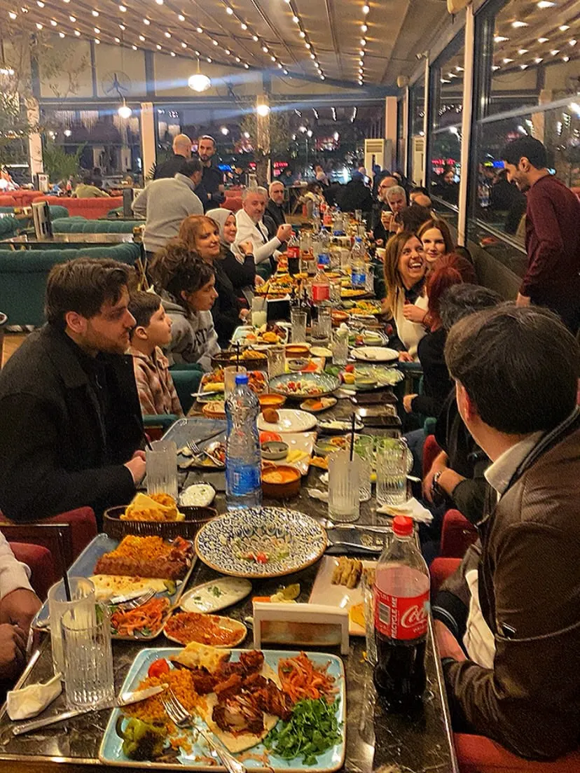 Hürrem Lounge iç mekân — canlı bir akşam