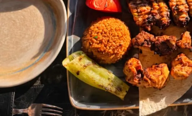 Tavuk şiş, iç pilav ve közlenmiş biberle